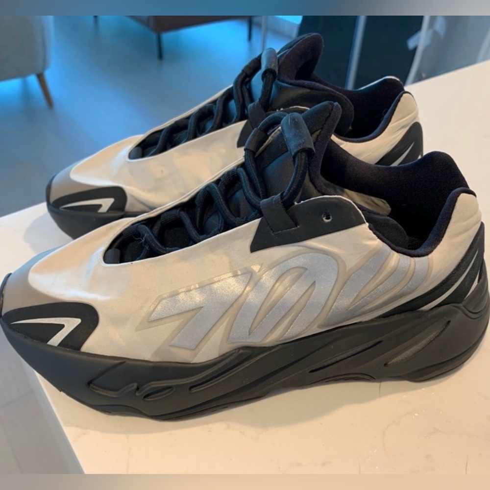 YEEZY MNVN 700 Bone